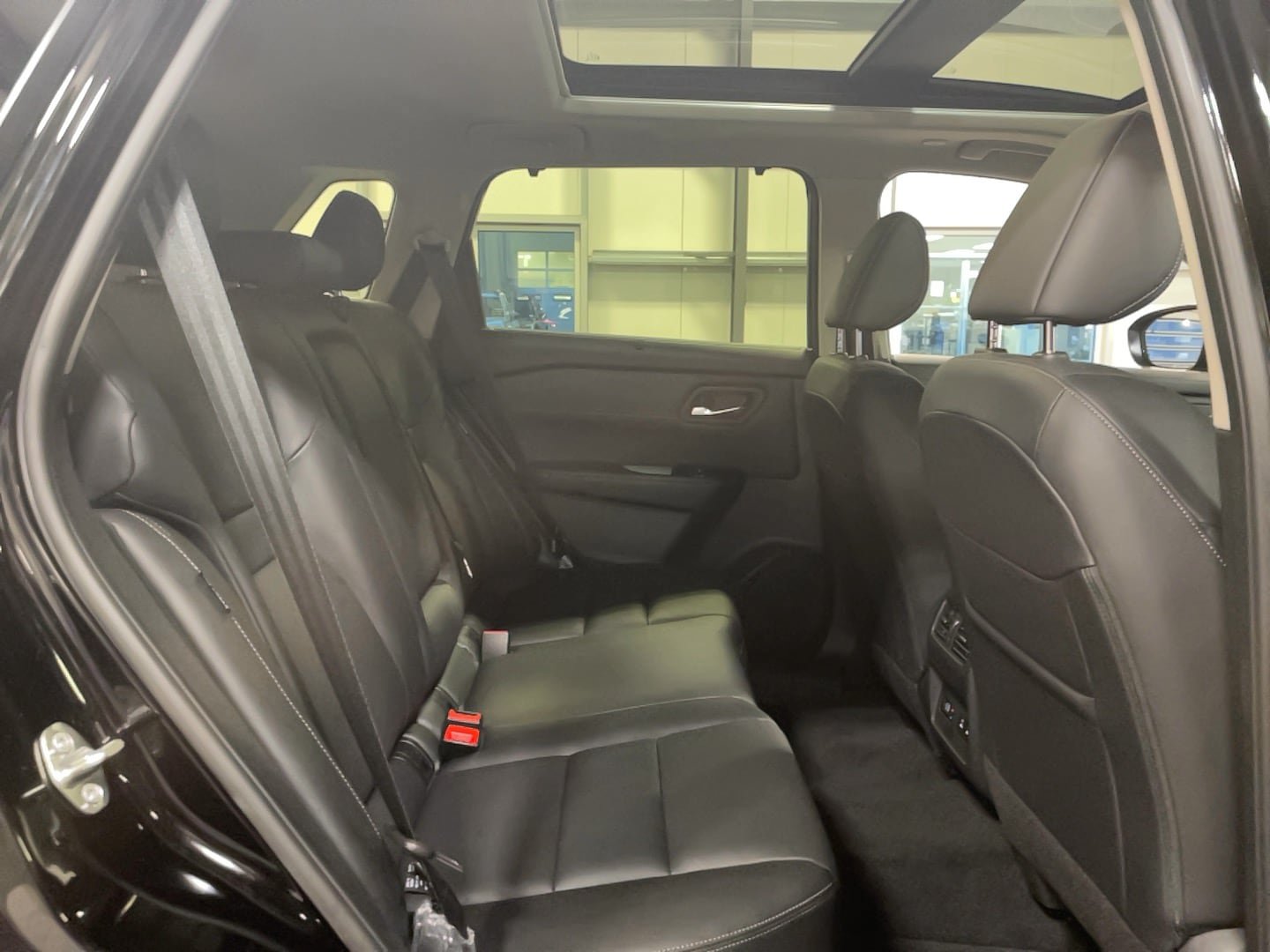 Used 2025 Nissan Rogue SL w/ Tech Package AWD/4WD image 23