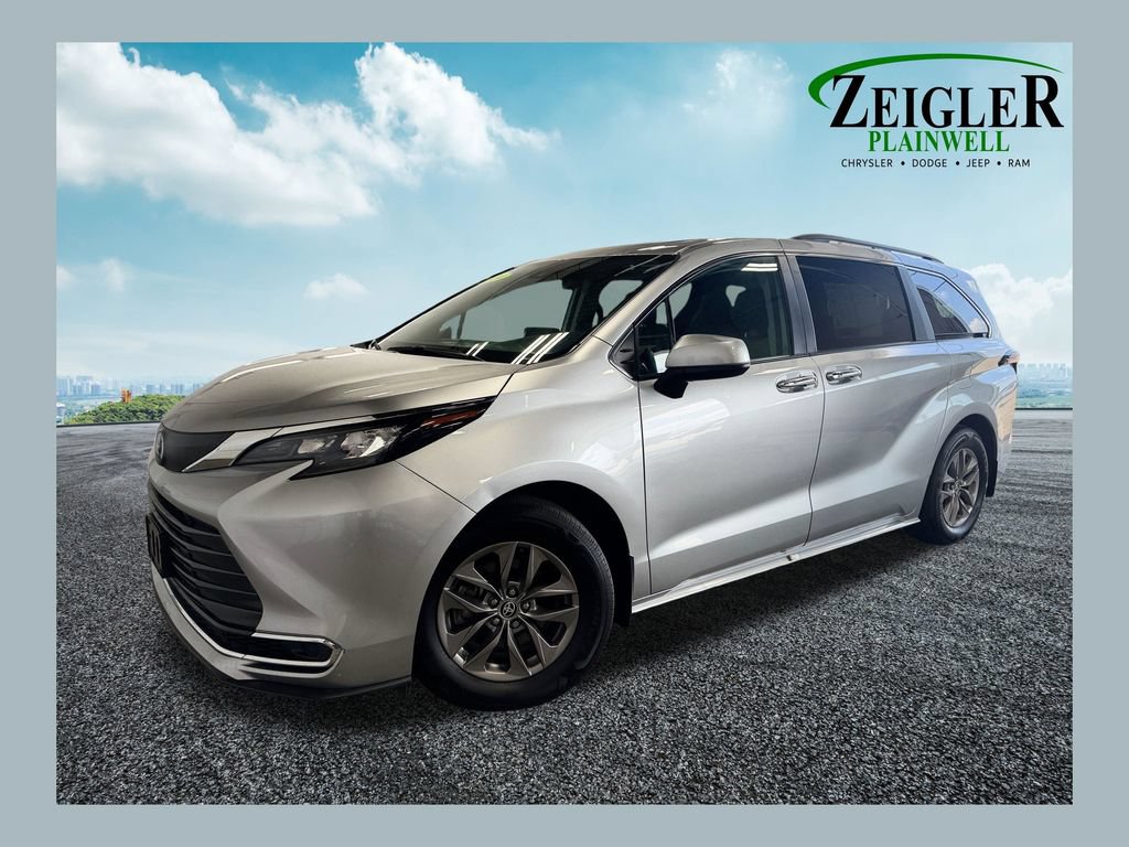 Used 2024 Toyota Sienna XLE FWD image 1