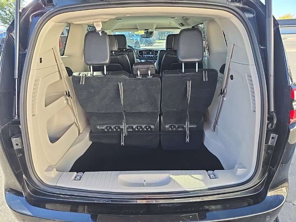 Used 2024 Chrysler Pacifica Touring-L image 28