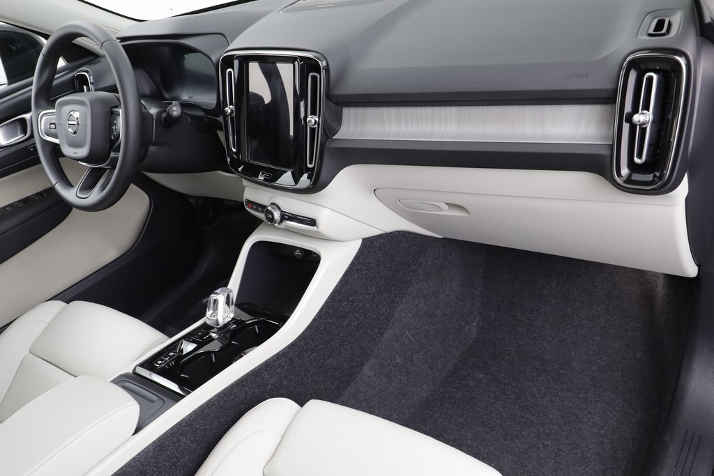 Used 2026 Volvo XC40 B5 Ultra w/ Climate Package image 21