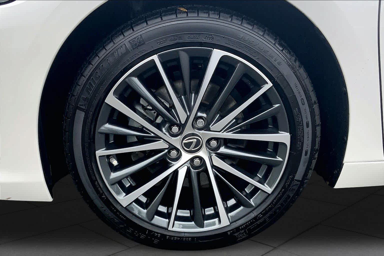 Used 2023 Lexus ES 300h w/ Premium Package FWD image 11