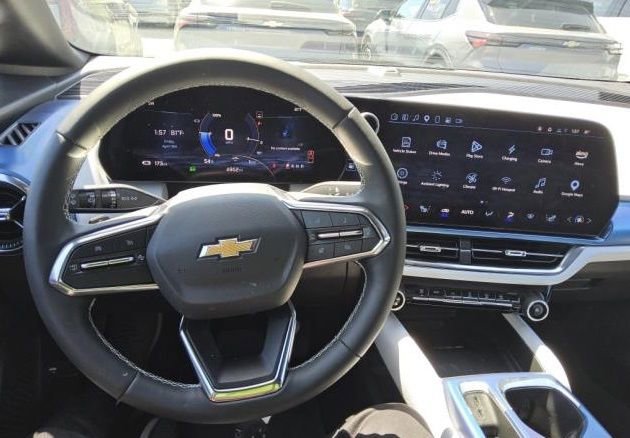 Used 2025 Chevrolet Equinox EV LT FWD image 8