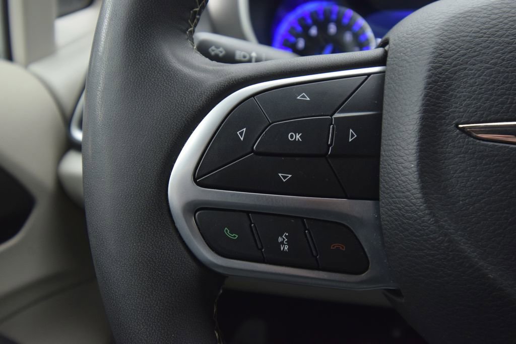 Used 2024 Chrysler Pacifica Touring-L image 34