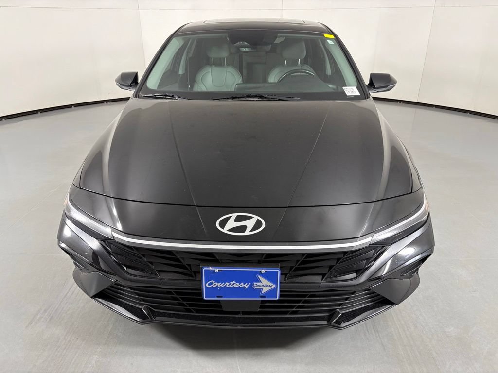Used 2025 Hyundai Elantra Limited FWD image 3