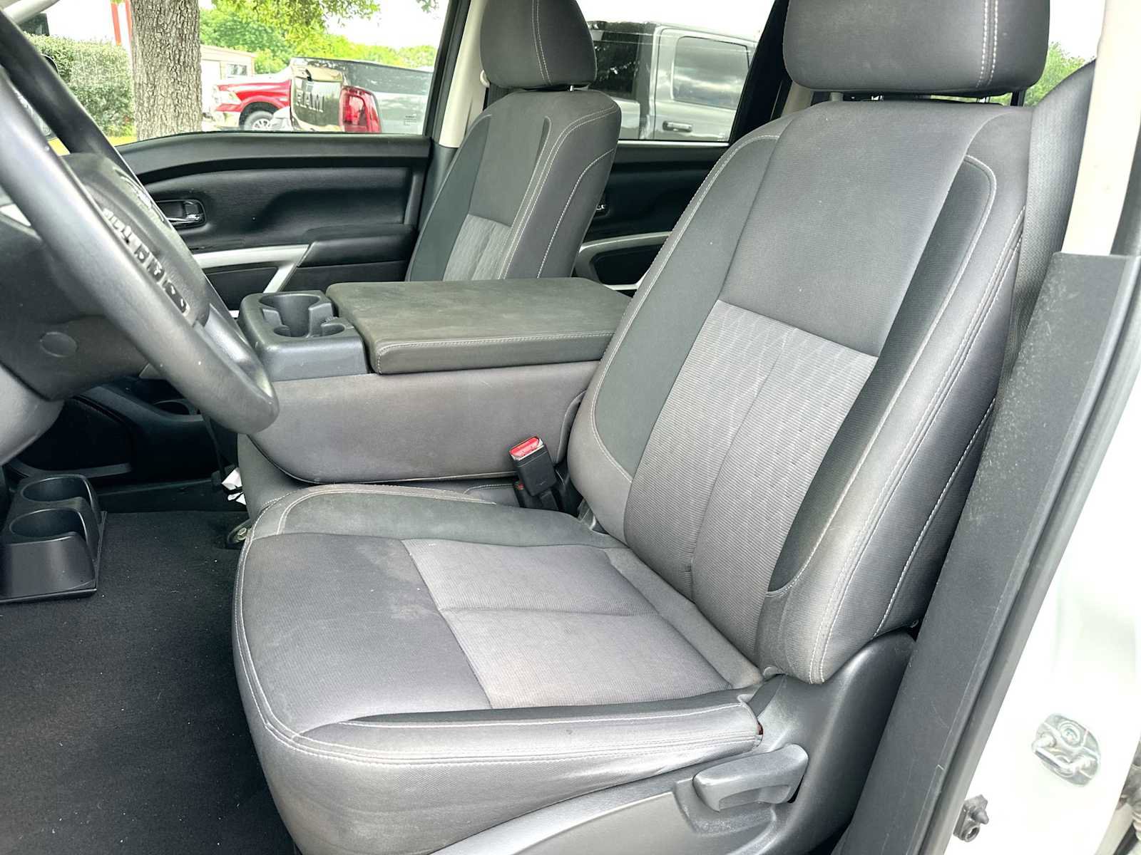 Used 2022 Nissan Titan SV image 17