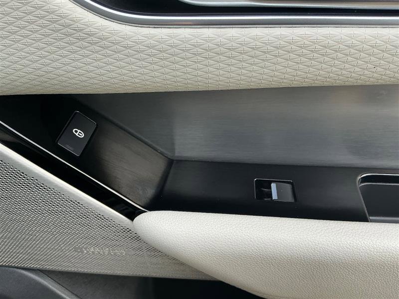 Used 2018 Land Rover Range Rover Velar R-Dynamic SE image 36