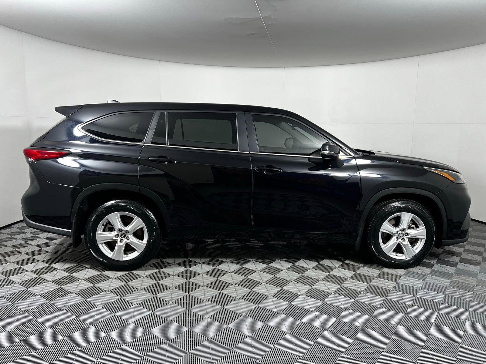 Certified 2023 Toyota Highlander LE image 4