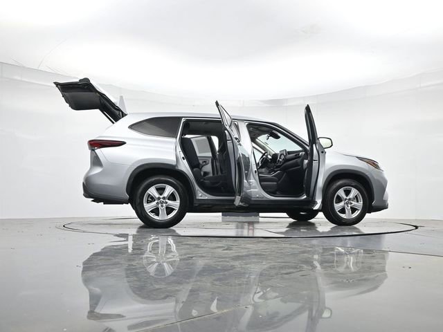 Used 2024 Toyota Highlander LE FWD image 52