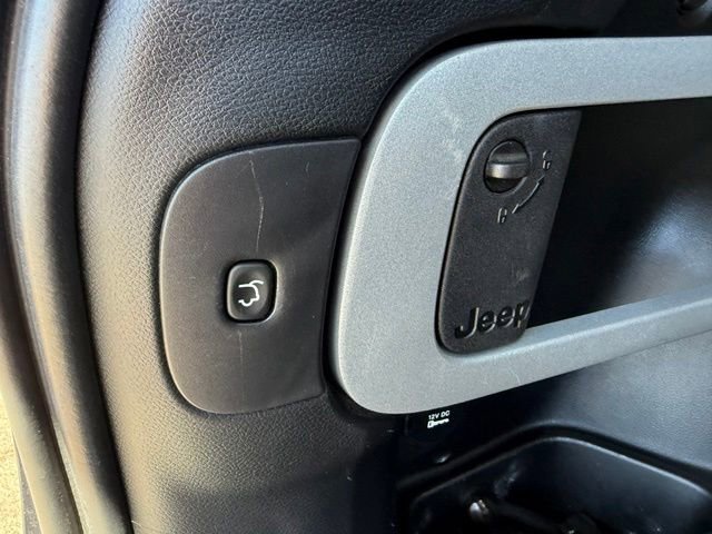 Used 2014 Jeep Cherokee Limited w/ Luxury Group AWD/4WD image 38