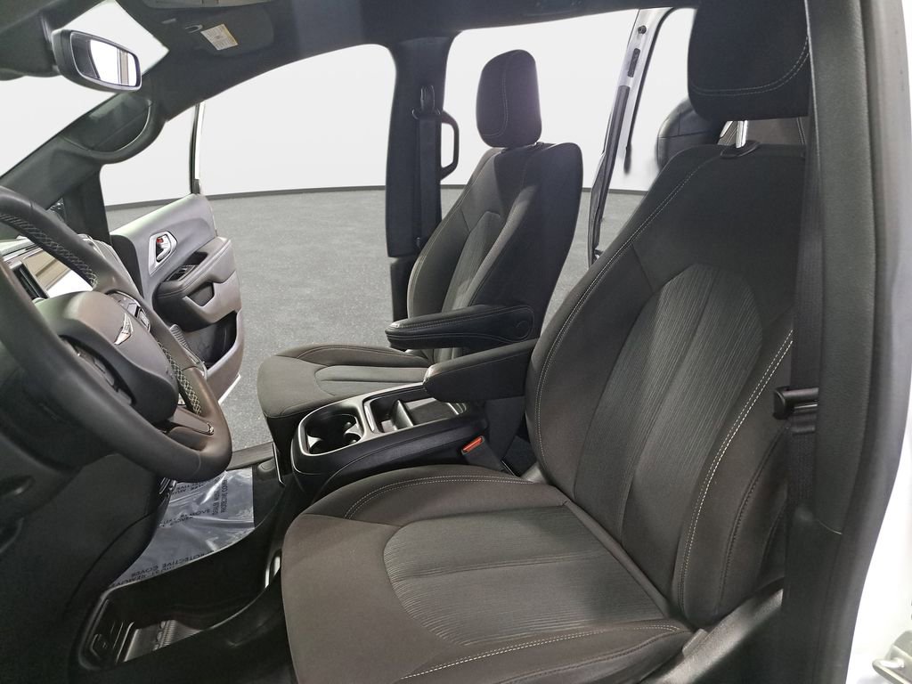 Certified 2024 Chrysler Pacifica Touring image 18