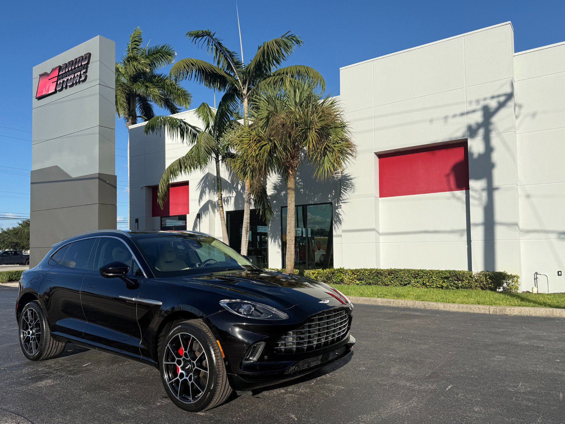 Used 2021 Aston Martin DBX image 1