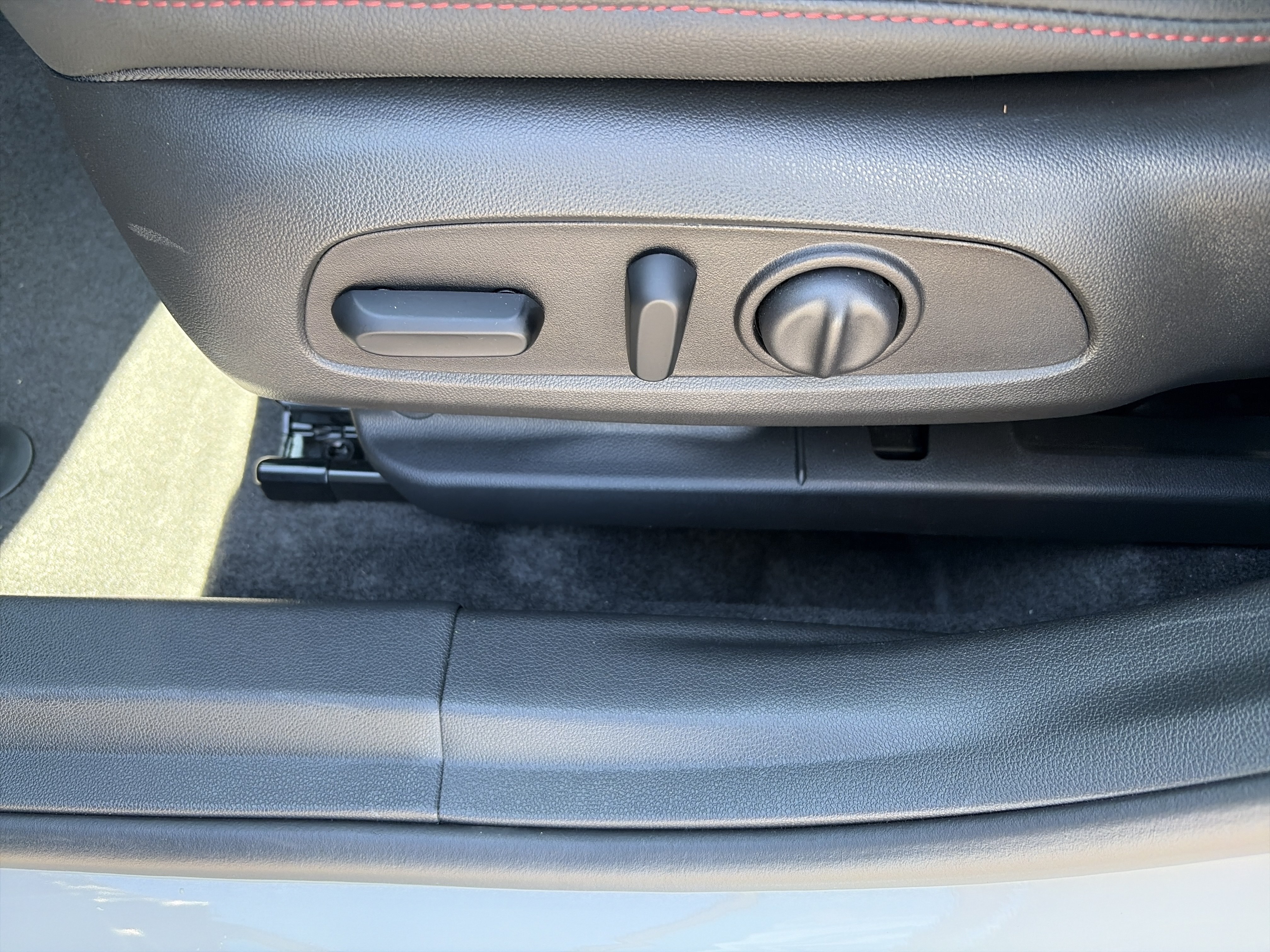 Used 2026 Chevrolet Trax RS w/ Sunroof Package FWD image 10