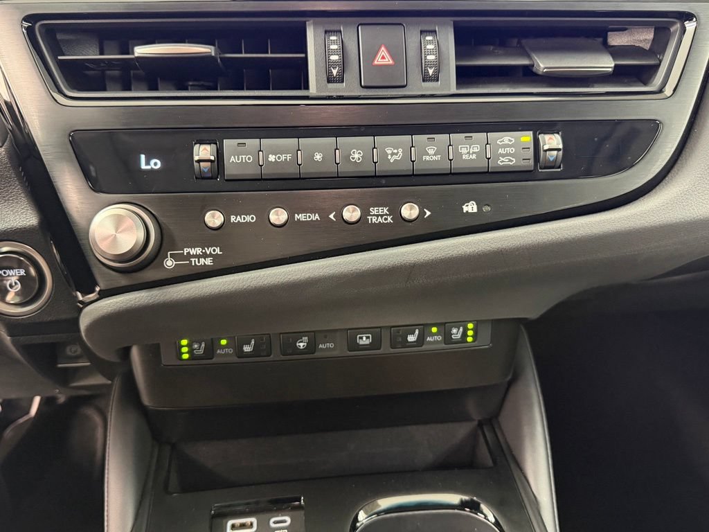 Used 2025 Lexus ES 300h w/ Luxury Package FWD image 38