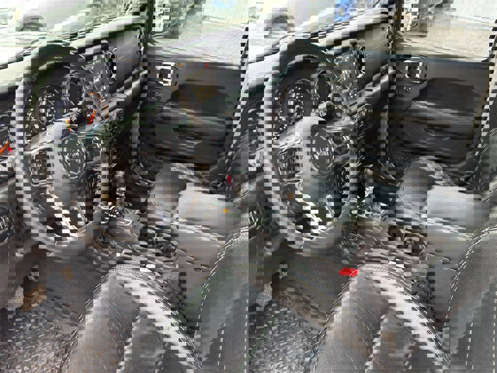 Used 2018 Jeep Wrangler Unlimited Sahara image 12