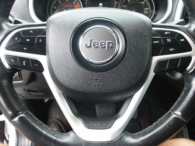 Used 2018 Jeep Cherokee Latitude Plus AWD/4WD image 9