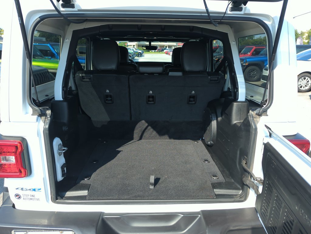 Used 2022 Jeep Wrangler Unlimited Sahara AWD/4WD image 28