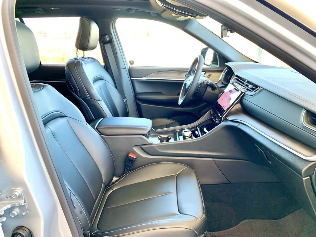 Used 2025 Jeep Grand Cherokee Limited image 31