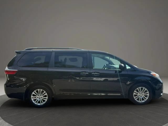 Used 2017 Toyota Sienna XLE w/ XLE Navigation Package FWD image 4