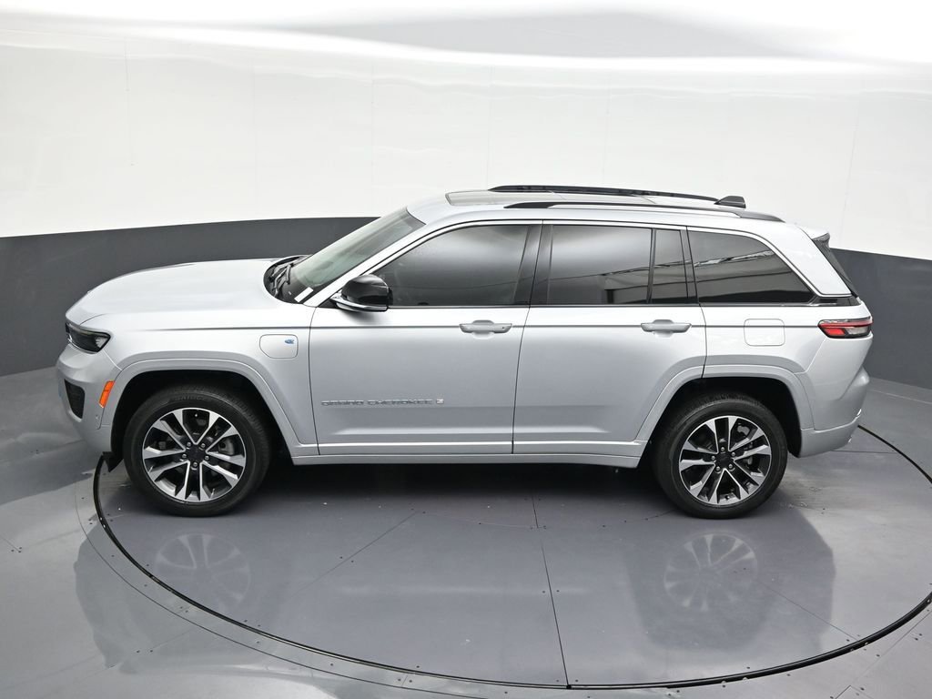 Used 2022 Jeep Grand Cherokee Overland AWD/4WD image 16