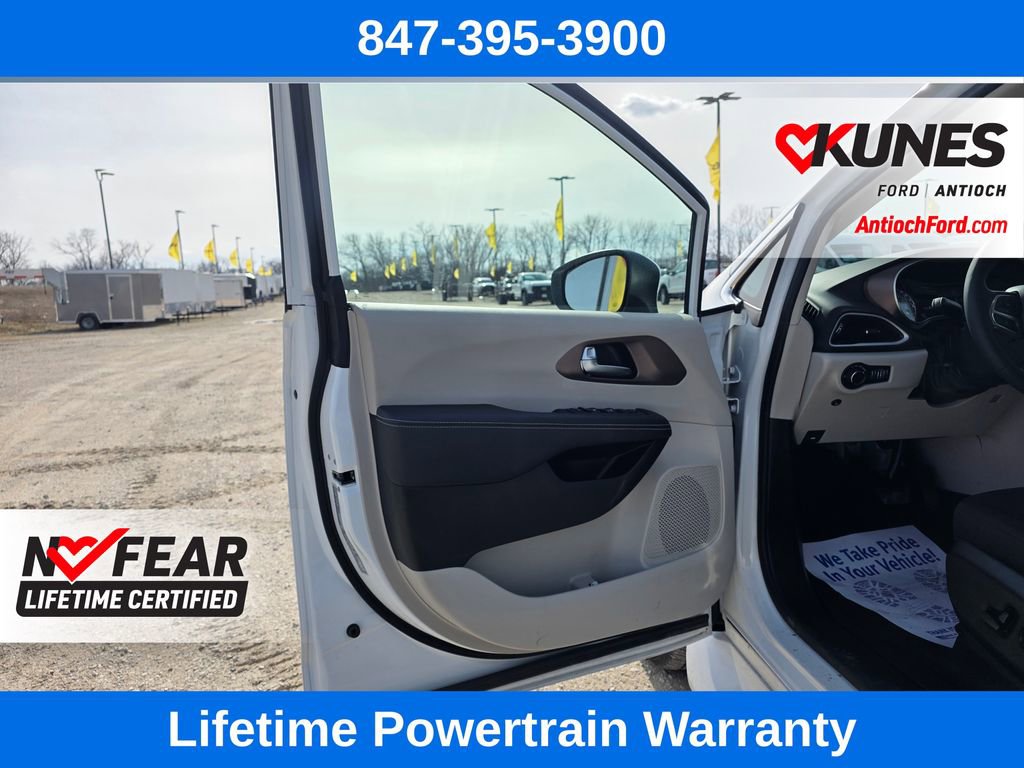 Used 2023 Chrysler Voyager LX image 13