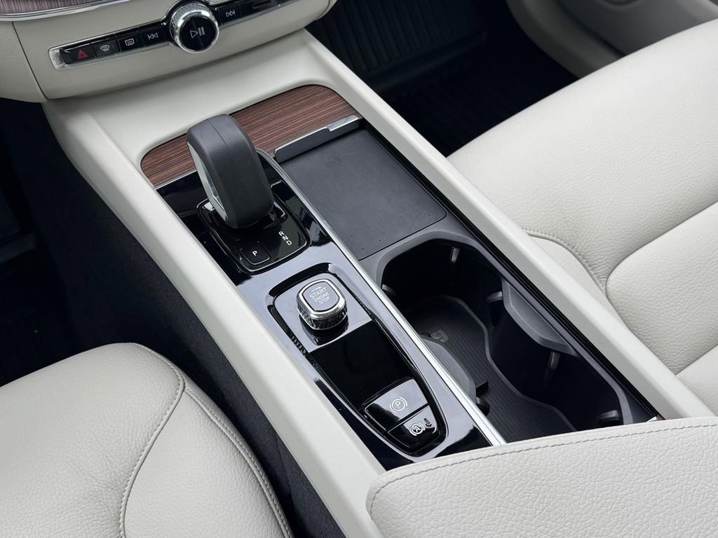 Used 2022 Volvo XC60 B5 Momentum w/ Climate Package image 14