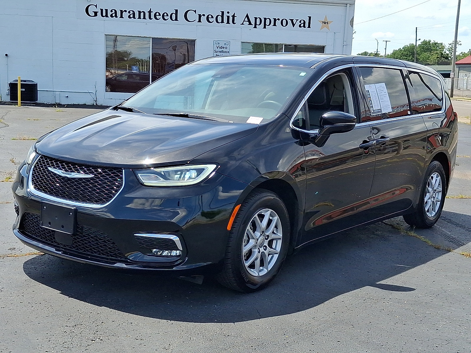Used 2024 Chrysler Pacifica Touring-L FWD image 3