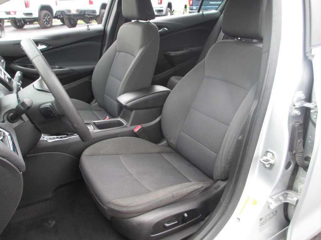 Used 2018 Chevrolet Cruze LT w/ Convenience Package FWD image 17
