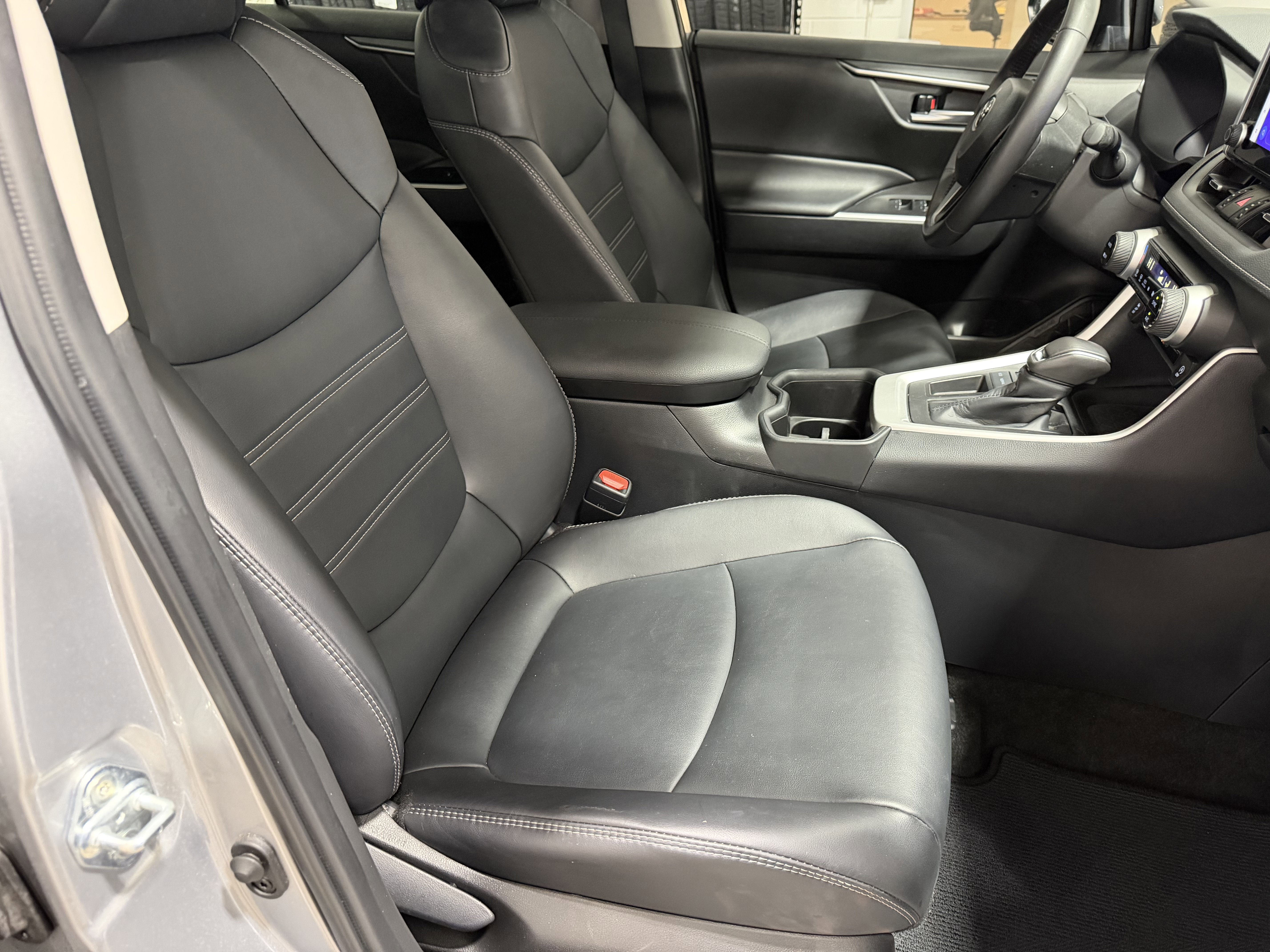 Used 2025 Toyota RAV4 XLE Premium image 23