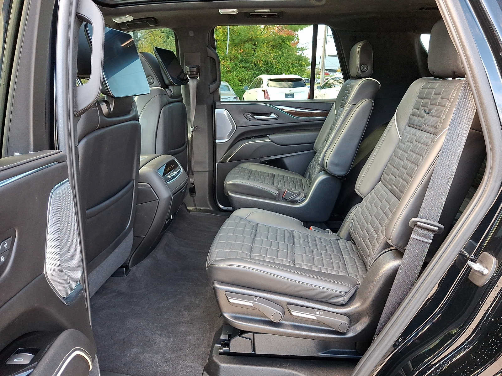Certified 2024 Cadillac Escalade Sport Platinum w/ LPO, ONYX Package AWD/4WD image 23