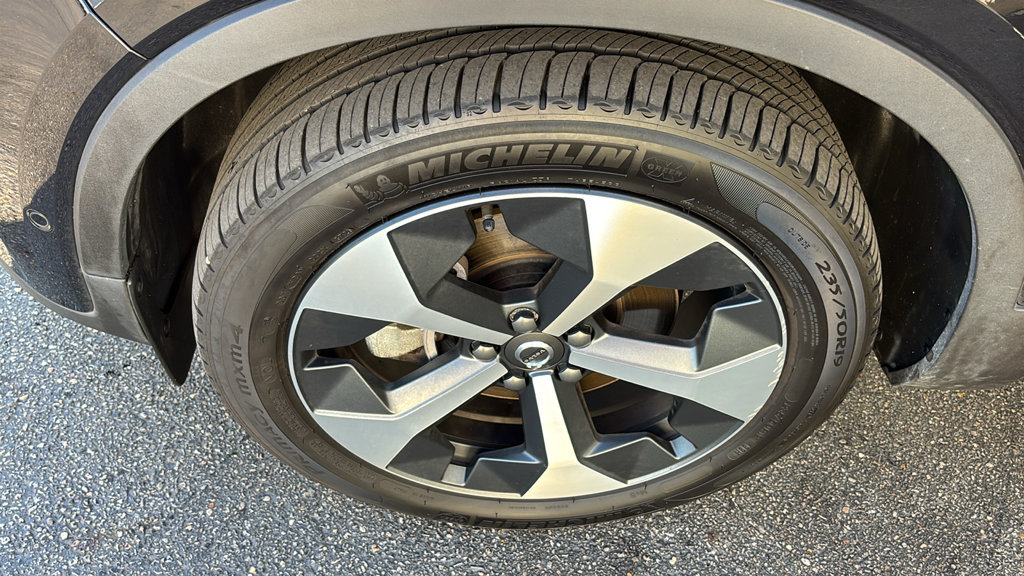 Certified 2026 Volvo XC40 B5 Plus AWD/4WD image 32