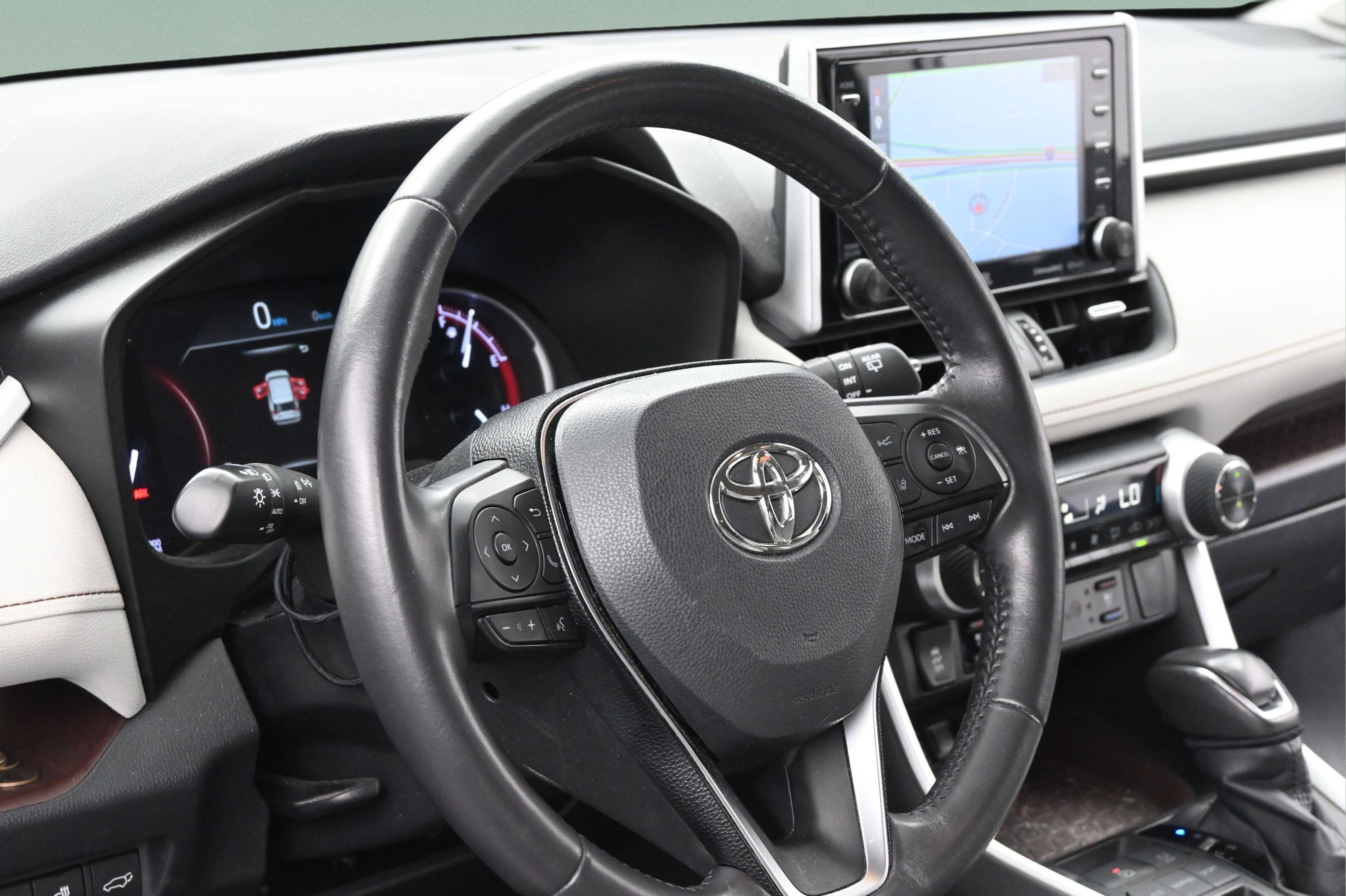 Used 2019 Toyota RAV4 Limited w/ Cold Weather Package FWD image 13