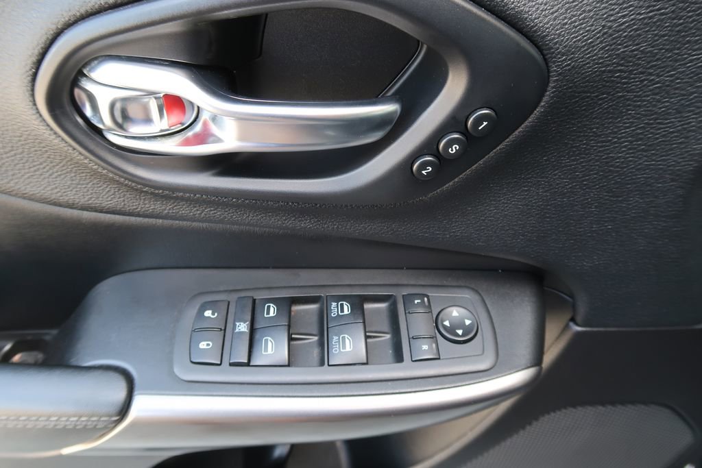 Used 2019 Jeep Cherokee Limited image 14