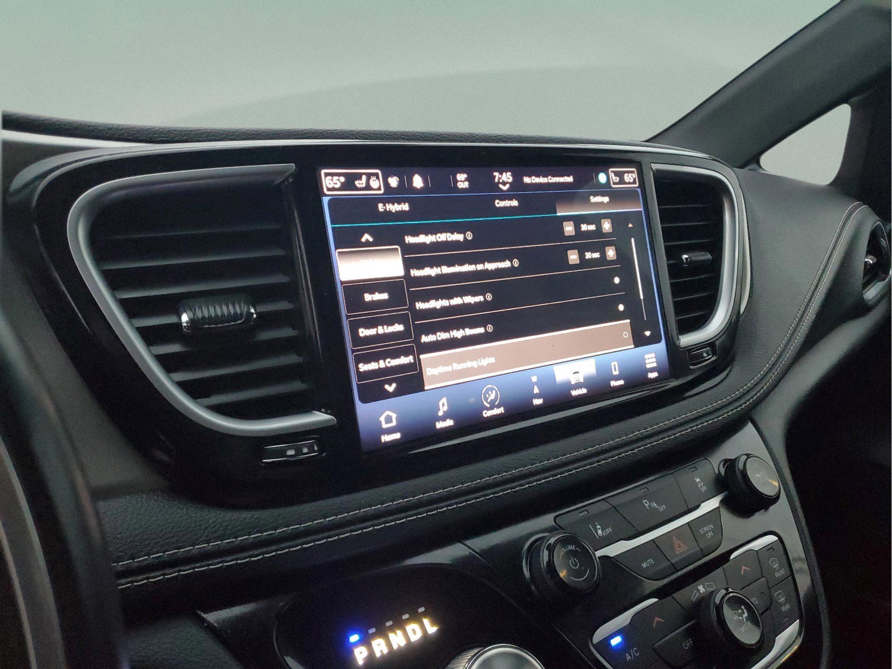 Used 2021 Chrysler Pacifica Limited w/ Uconnect Theater Family Group image 18