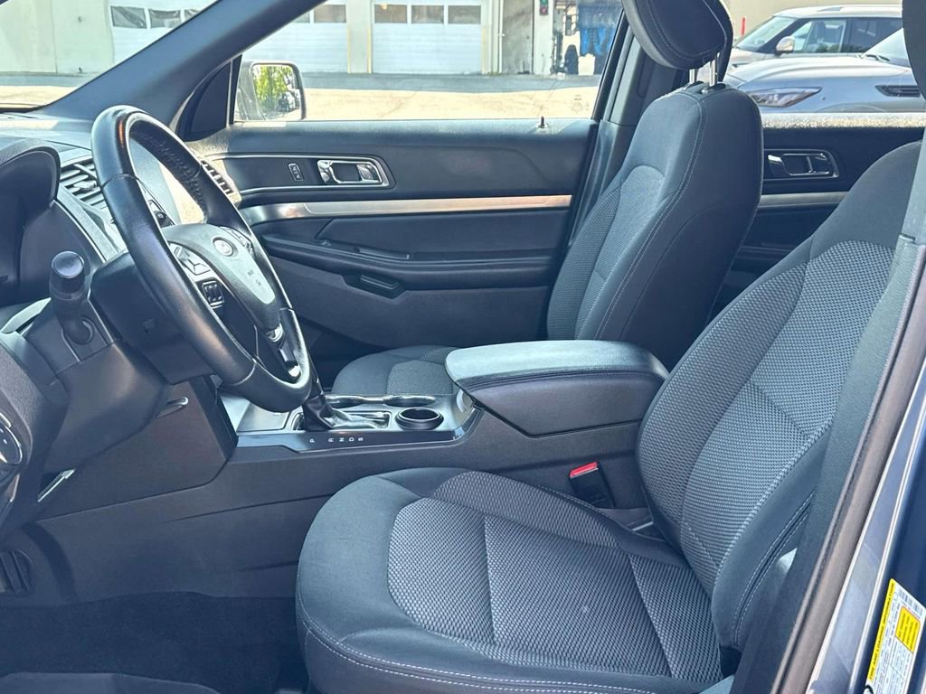 Used 2018 Ford Explorer XLT w/ Equipment Group 201A FWD image 16