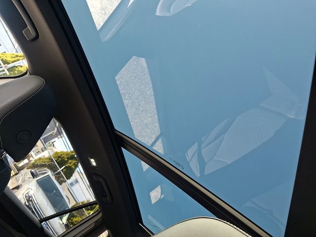 Certified 2025 Volkswagen Tiguan SE R-Line image 15
