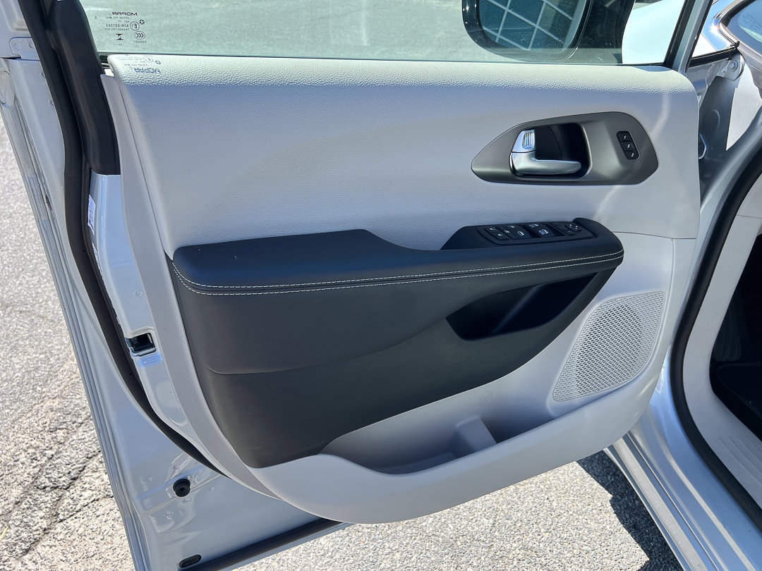 Used 2024 Chrysler Pacifica Touring-L image 17