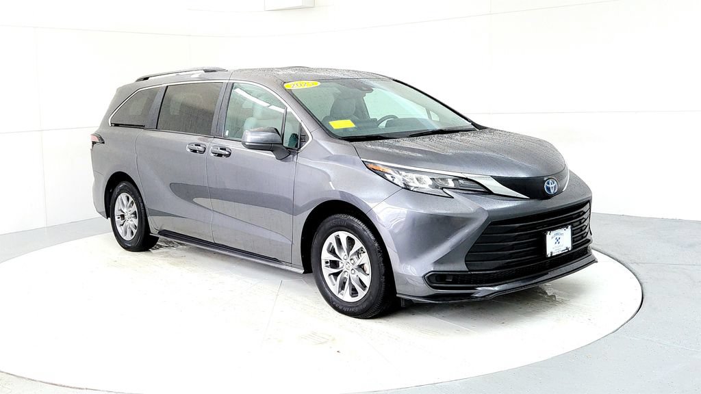 Used 2025 Toyota Sienna LE AWD/4WD image 7