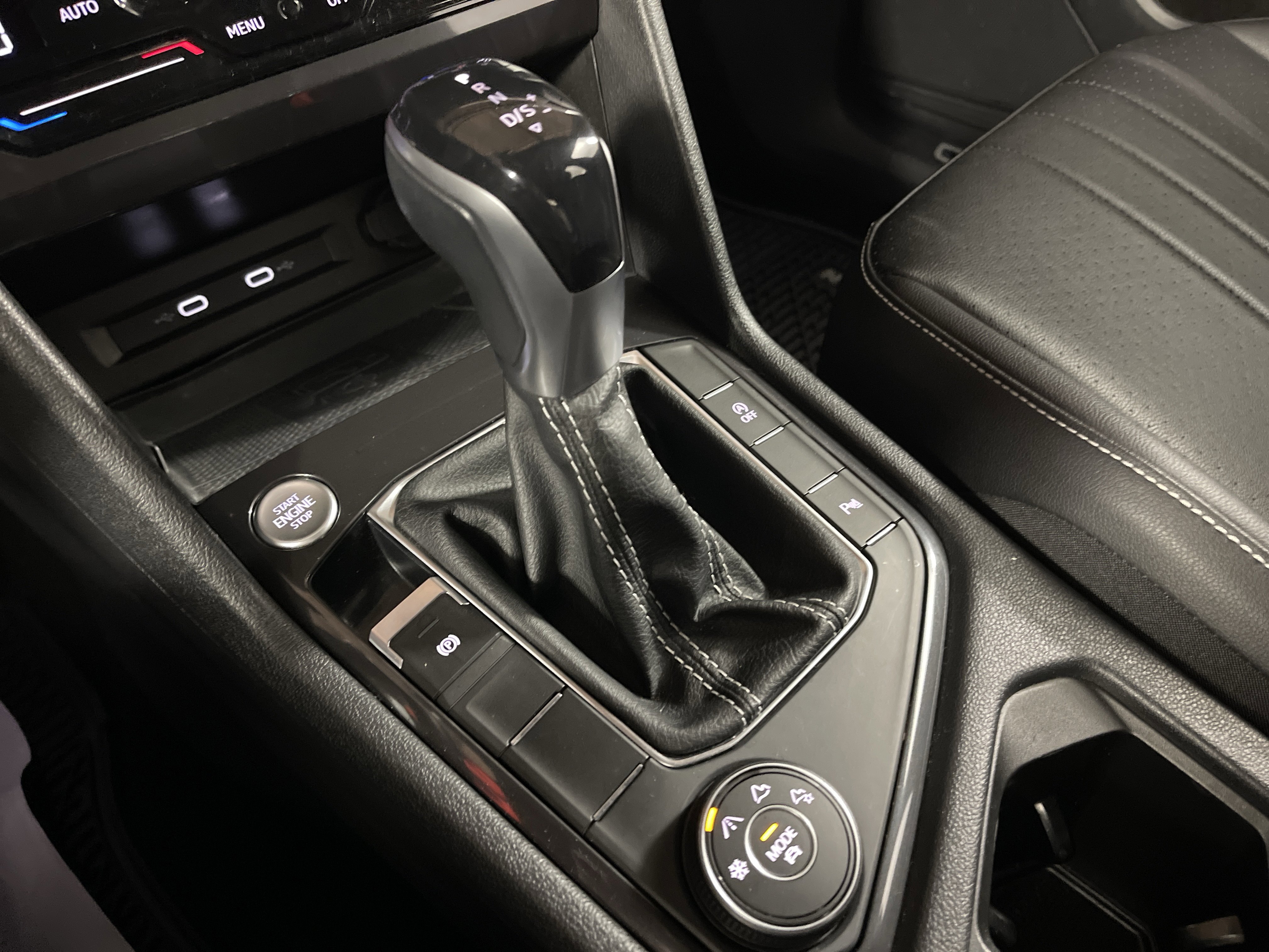 Used 2022 Volkswagen Tiguan SE R-Line image 26