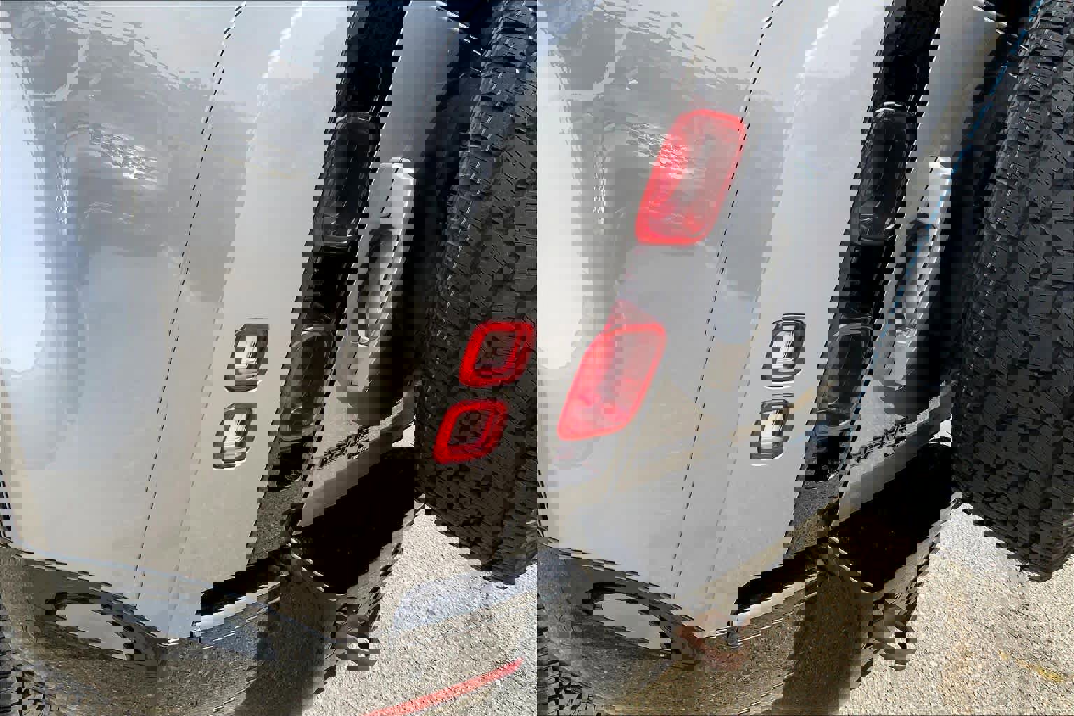 Used 2023 Land Rover Defender 110 X-Dynamic SE image 28