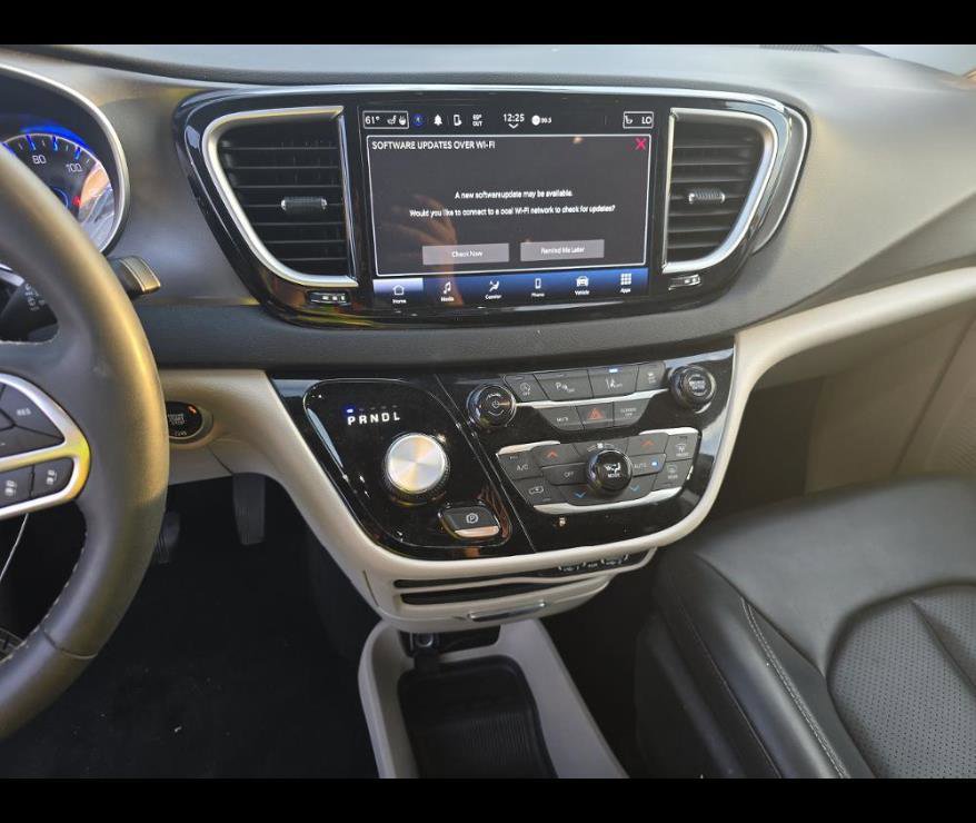 Used 2023 Chrysler Pacifica Touring-L image 5