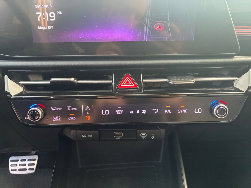 Used 2024 Kia Niro SX Touring FWD image 18