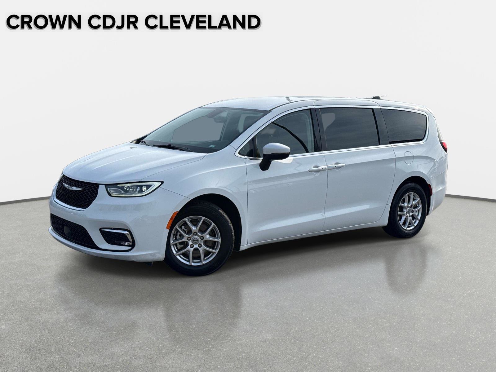 Used 2023 Chrysler Pacifica Touring-L image 1