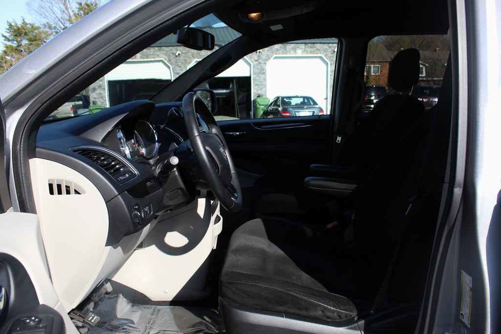 Used 2015 Dodge Grand Caravan SE image 20