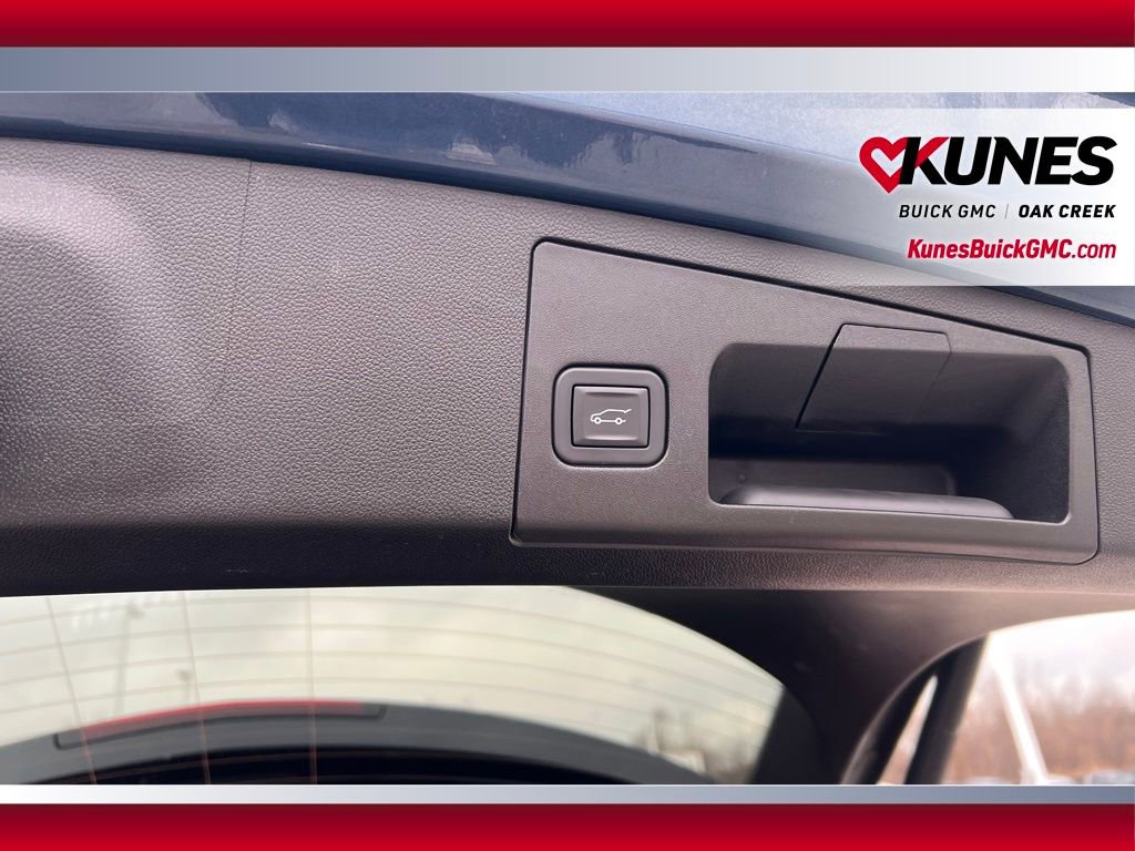 Used 2025 Cadillac XT4 Premium Luxury image 6