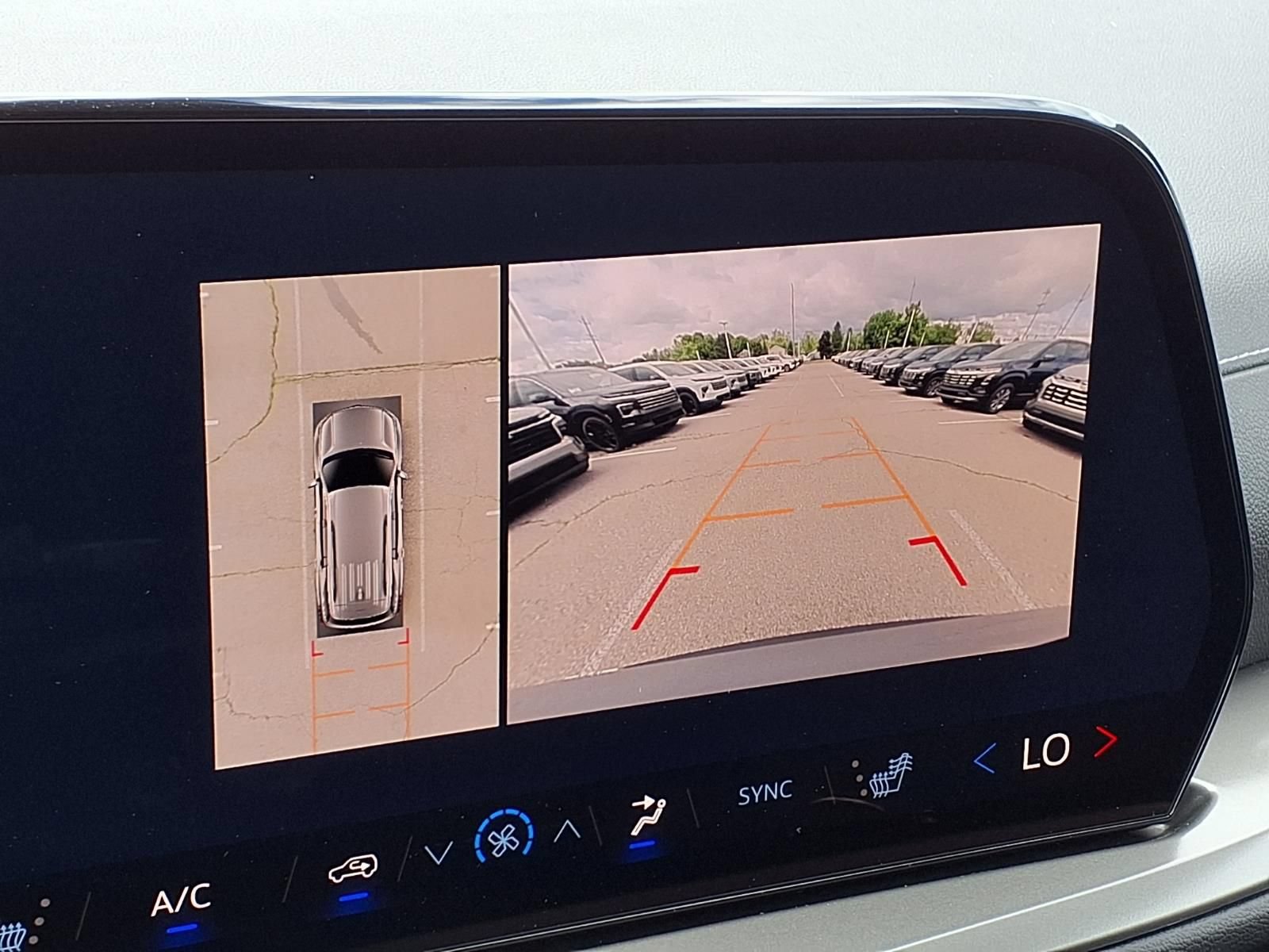 New 2026 Chevrolet Traverse LT w/ Driver Confidence Package AWD/4WD image 19