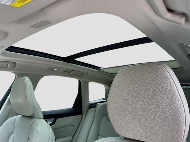 Used 2022 Volvo XC60 B5 Momentum w/ Protection Package Premier FWD image 26