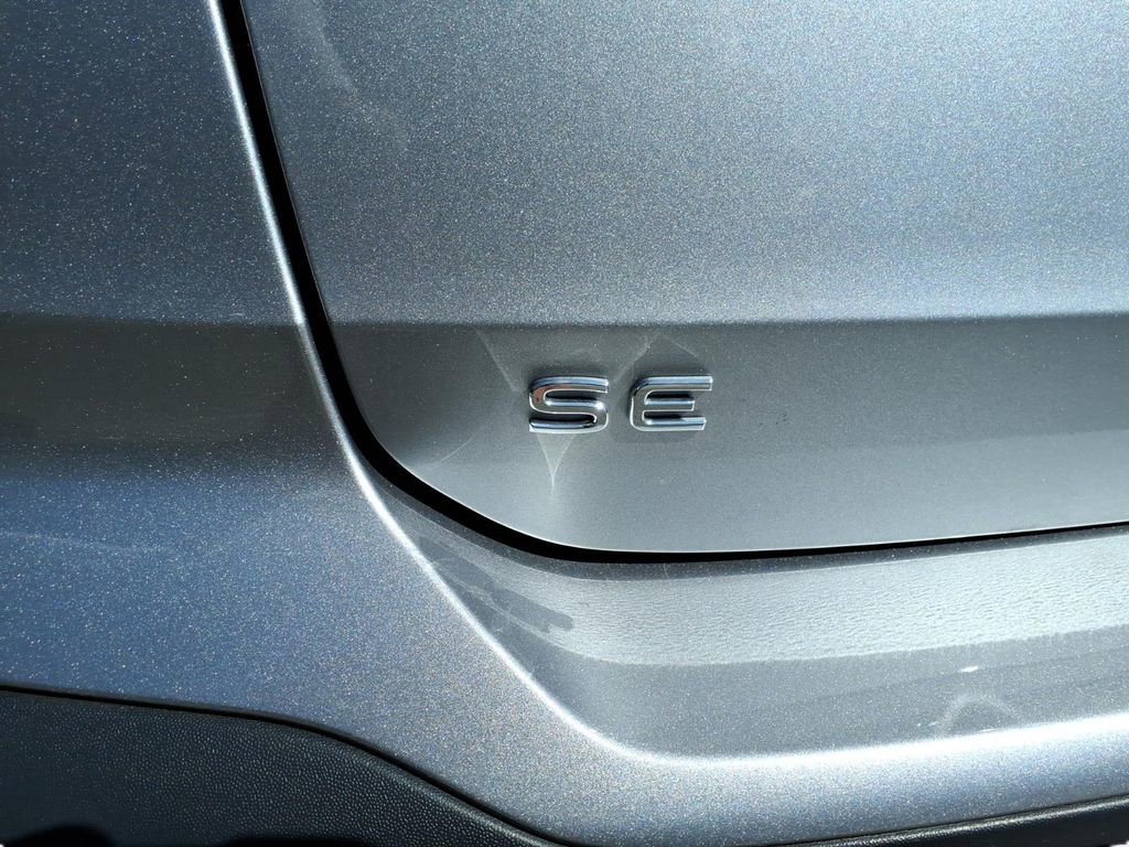 Certified 2025 Volkswagen Taos SE image 8