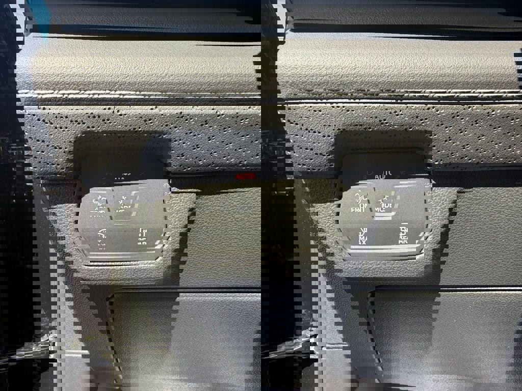 Used 2025 Volkswagen Atlas SE image 24