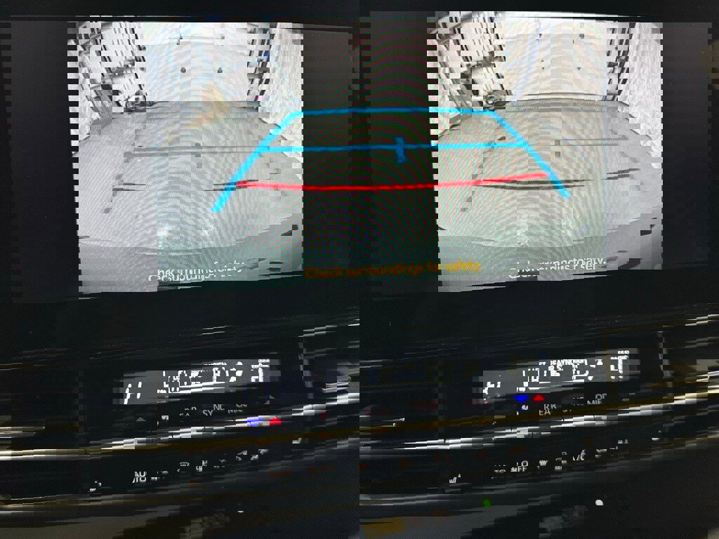 Used 2025 Toyota Sienna XLE image 40