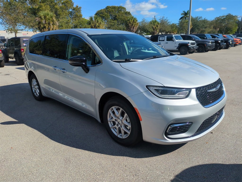 Used 2024 Chrysler Pacifica Touring-L image 2